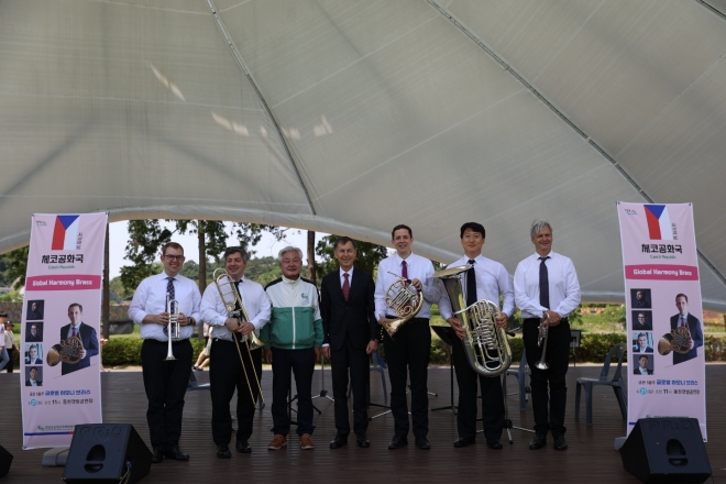 체코 국가의 날 행사를 맞아 조직위와 공연단이 기념사진을 찍고 있다.