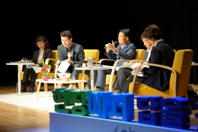 이승로(왼쪽 세 번째) 서울 성북구청장이 지난 8일 길음동 성북미디어문화마루에서 진행된 ‘현장 구청장실’에서 주민의 질문에 답변하고 있다. 성북구 제공