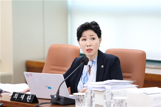 회의장에서 질의하는 최재란 서울시의원