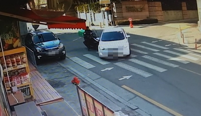 A씨가 이륜차를 몰며 좌회전 차량을 들이받는 모습. 경기남부경찰청 제공