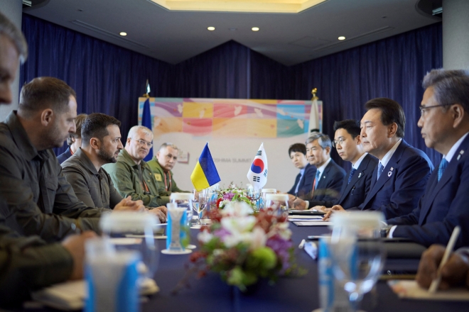 G7-SUMMIT/UKRAINE-SOUTHKOREA 윤석열 대통령과 볼로디미르 젤렌스키 우크라이나 대통령이 21일 일본 히로시마에서 열린 주요7개국(G7) 정상회의를 계기로 정상회담을 하고 있다. 2023.5.21 로이터 연합뉴스