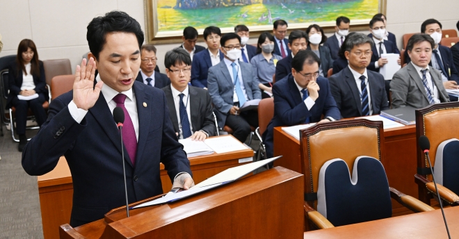 박민식 국가보훈부 장관 후보자가 22일 서울 여의도 국회에서 열린 정무위원회에서 열린 인사청문회에서 선서를 하고 있다. 2023.5.22 오장환 기자