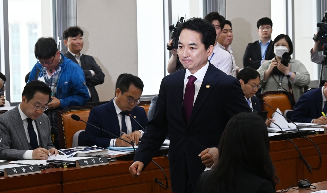 박민식 국가보훈부 장관 후보자가 22일 서울 여의도 국회에서 열린 정무위원회에서 열린 인사청문회에서 백해련 위원장에게 선서문을 전달한 후 이동하고 있다. 2023.5.22 오장환 기자