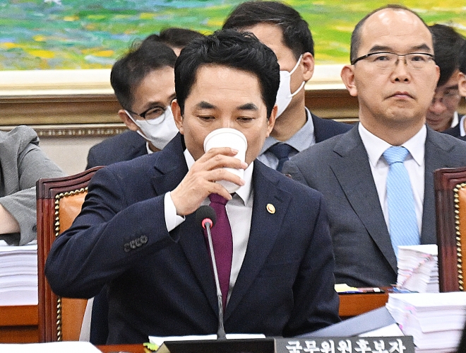 박민식 국가보훈부 장관 후보자가 22일 서울 여의도 국회에서 열린 정무위원회에서 열린 인사청문회에 출석해 목을 축이고 있다. 2023.5.22 오장환 기자