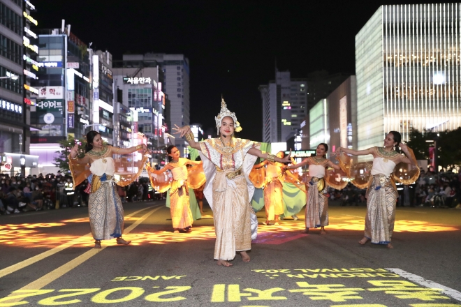 천안흥타령춤축제 참가팀이 거리퍼레이드를 선보이고 있다. 천안시 제공