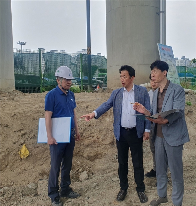 우회전차로 신설공사 현장을 방문한 박승진 서울시의원.