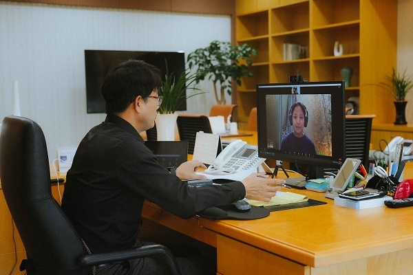 김상락(왼쪽) 포스코인재창조원 글로벌리더십센터장과 한국열린사이버대학교 최지희(오른쪽)씨가 줌(Zoom)으로 코칭을 진행하고 있다.