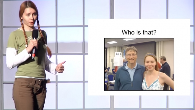 러시아 출신 브리지 게임 선수 밀라 안토노바가 브리지 게임 강연에서 빌 게이츠와 함께 찍은 사진을 소개하는 모습. 유튜브 ‘IgniteNYC’ 캡처
