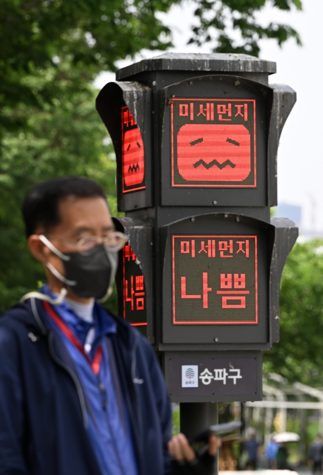 지난 5월 22일 오후 서울 송파 성내천에 설치된 미세먼지 안내판에 나쁨으로 예보돼 있다. 도준석 기자