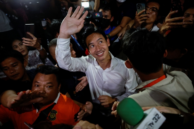 14일 태국 총선에서 가장 많은 의석을 차지한 피타 림짜른랏 전진당 대표가 지지자들을 향해 손을 흔들고 있다. 방콕 로이터 연합뉴스