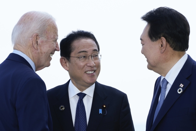 韓米日首脳会談のオブザーバーとして再び日本を訪れている尹錫悦（ユン・ソクヨル）大統領が、２１日の韓米日首脳会談を控え、ジョー・バイデン米国大統領、日本の岸田文雄首相と会談している。 2023.5.21 AP聯合ニュース