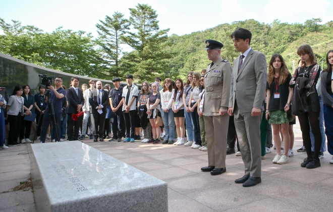 6·25 전적비 참배하는 英 고교생들