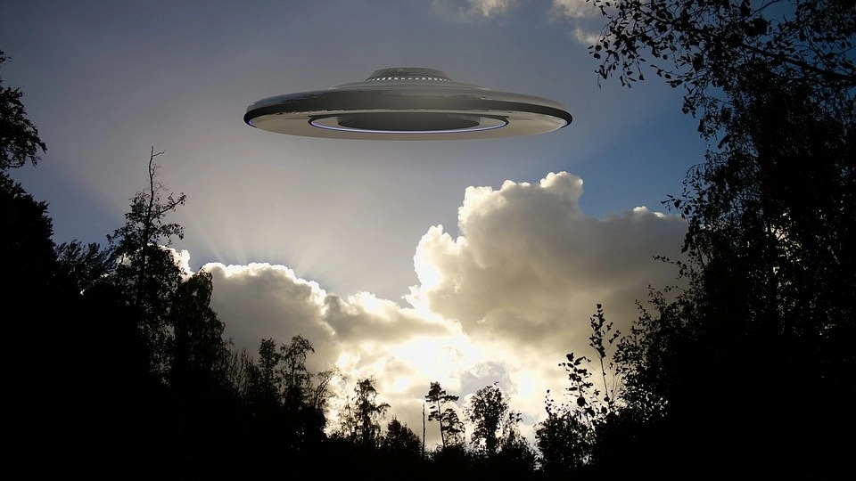 그동안 미확인 비행물체(UFO)라고 불리던 것을 최근에는 미확인 항공 현상(UAP)이라 좀 더 포괄적인 용어를 사용하고 있다. 이는 연구자들의 좀 더 쳬계적 연구를 이끌어 내기 위한 방안으로 알려져 있다. 픽사베이