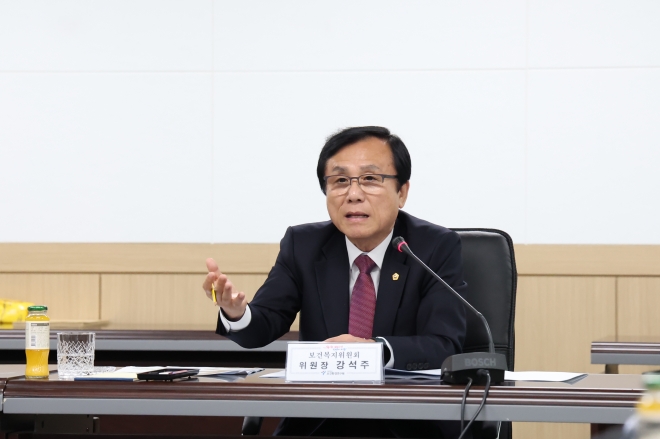 지난달 19일 서울시의회 보건복지위원회(위원장 강석주)는 서울시 보건환경연구원을 방문해 운영현황을 점검하고 현안 질의를 이어갔다.