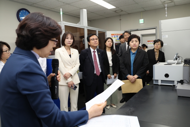 지난달 19일 서울시 보건환경연구원을 방문한 서울시의회 보건복지위원회(위원장 강석주)