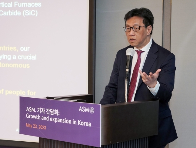 벤자민 로 ASM CEO가 23일 서울 강남 조선팰리스 호텔에서 개최한 기자간담회에서 한국 사업 계획을 설명하고 있다. ASM 제공