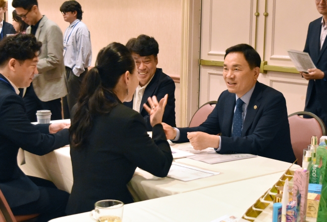 조성명(맨 오른쪽) 강남구청장이 미국 현지 수출상담회에서 기업 관계자들과 대화를 하고 있다. 강남구 제공