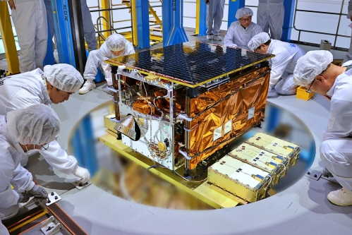 지난 5월 10일 전남 고흥 나로우주센터 위성보관동에서 연구원들이 누리호 3단에 탑재위성을 장착하고 있다.  한국항공우주연구원 제공