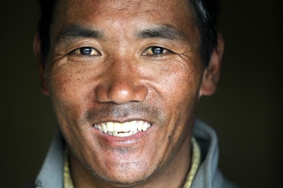 네팔 셰르파 출신 산악인으로 23일 세계 최고봉 에베레스트를 28번째로 등정하는 신기록을 작성한 카미 리타가 2018년 3월 26일 카트만두의 임대 아파트에서 사진기자들을 위해 포즈를 취하고 있다. AP 자료사진 연합뉴스
