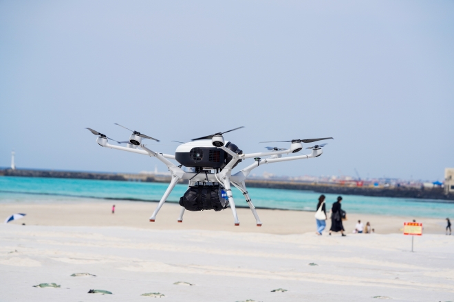 제주도는 지난해 10월 국내 최초로 수소드론 양산 기업인 두산그룹과 협업해 도미노피자 제주화북점에서 삼양해수욕장까지 약 2.2㎞를 드론으로 피자를 시범 배달했다. 실증에는 성공했지만 비용과 불편 등으로 상용화하지는 못했다. 제주도 제공