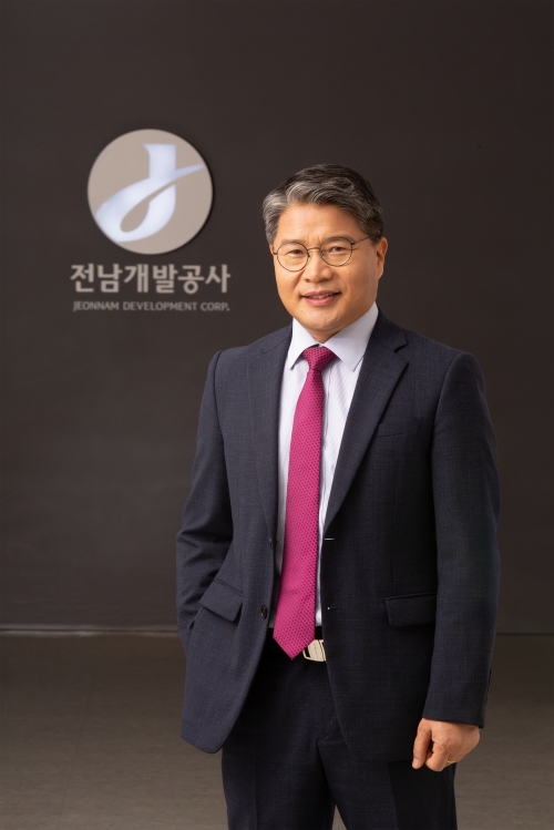 장충모 전남개발공사 사장이 22일 서울신문과 인터뷰에서 “전국 381개 지방공기업 중 고객만족도 1위의 명성은 고객을 가족처럼 대하는 직원들의 피땀이 이뤄낸 결과였다”며 “고객 감동 실현에 더 최선을 다하겠다”고 밝히고 있다. 전남개발공사 제공