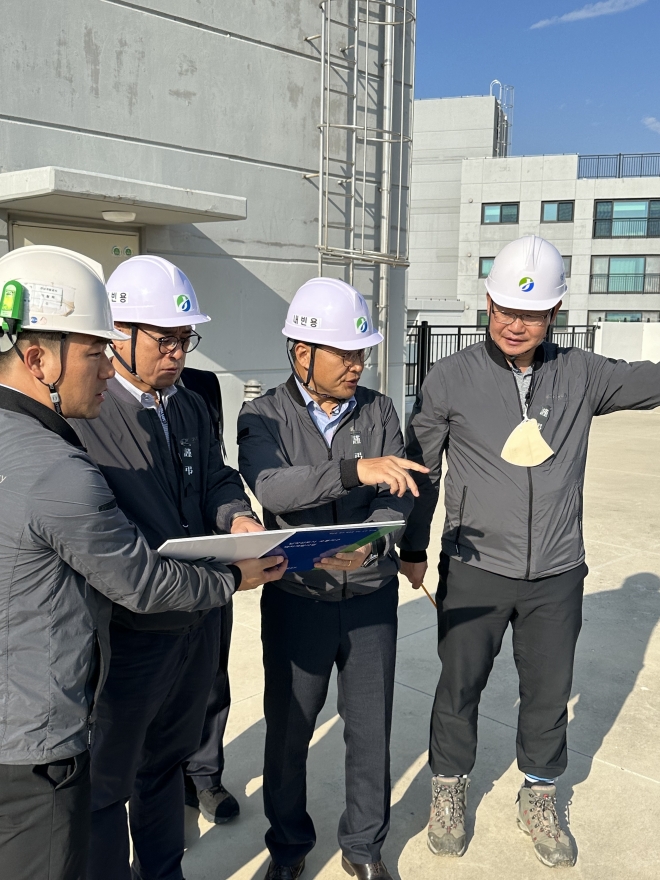 장충모 전남개발공사 사장이 직원들과 함께 무안군 오룡 택지개발지구 현장을 찾아 안전 점검을 하고 있다. 전남개발공사 제공