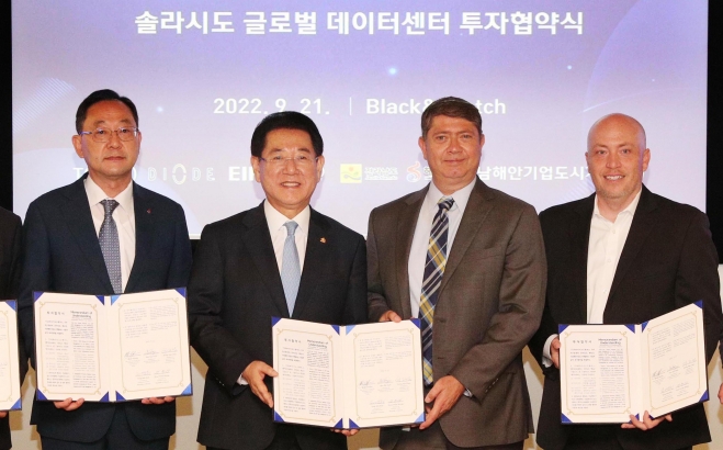 김영록 전남지사가 지난해 9월 21일(현지시간) 미국 미주리주 캔자스시티 블랙&amp;비치㈜에서 더그린코리아와 전남도 기업도시에 RE100 글로벌 데이터센터 5기 건립을 위한 투자협약을 체결하고 포즈를 취하고 있다. 왼쪽부터 명현관 해남군수, 김 지사, 블랙&amp;비치 마리아 아자르 대표, TGK㈜·다이오드 벤쳐스 브래드 하딘 대표. 전남도·신안군 제공