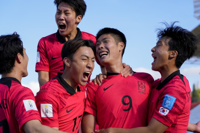 20세 이하(U20) 한국 축구 대표팀의 이영준(오른쪽 두 번째)이 23일(한국시간) 아르헨티나 멘도사 스타디움에서 열린 2023 U20 월드컵 F조 조별리그 프랑스와의 1차전에서 결승골을 터뜨린 뒤 동료들과 기뻐하고 있다.  멘도사 AP 연합뉴스