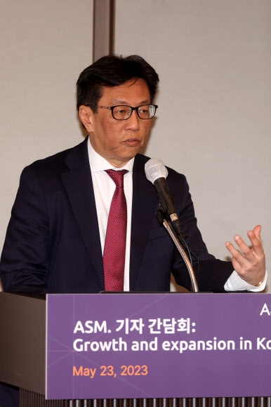 글로벌 반도체 장비 기업 ASM의 벤자민 로(Benjamin Loh) CEO가 23일 서울 강남구 조선팰리스 서울 강남 호텔에서 열린 기자간담회에서 한국 사업 계획을 발표하고 있다. 2023.5.23 연합뉴스