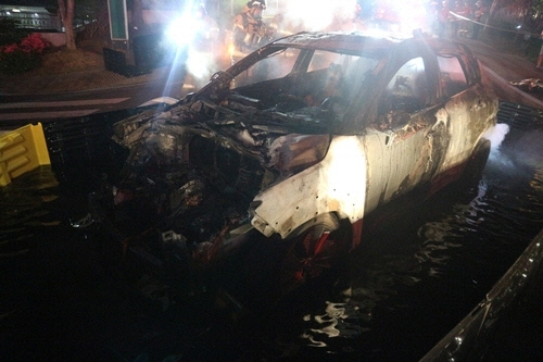 지난 5월 대구 달성군 한 아파트 지하주차장에 주차된 전기차에서 발생한 불이 옆 차량으로 번져 차량 3대를 태웠다. 대구 달성소방서 제공