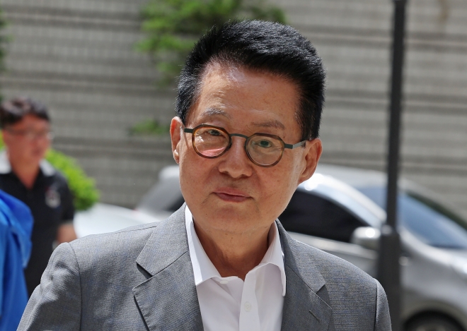 법정 출석하는 박지원 전 국정원장