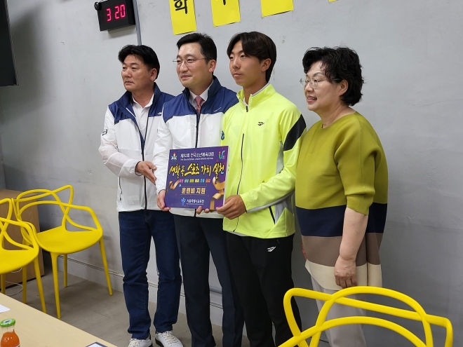 지난 18일 서초중 테니스부를 격려 방문한 고광민 의원(왼쪽 두 번째)