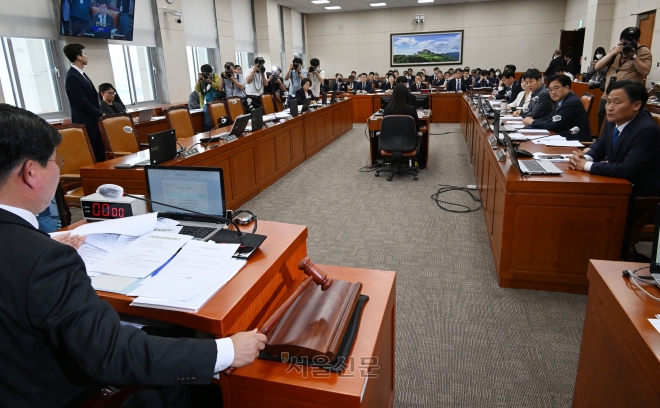 전해철 국회 환노위 위원장이 24일 서울 여의도 국회에서 열린 환경노동위원회 전체회의에서 의사봉을 두드리며 노란봉투법 본회의 직회부 요구안을 의결하고 있다. 일명 노란봉투법은 파업 노동자에게 기업의 과도한 손해배상 청구를 제한하는 내용의 노동조합 및 노동관계조정법 2·3조 개정안이다. 2023.5.24안주영 전문기자