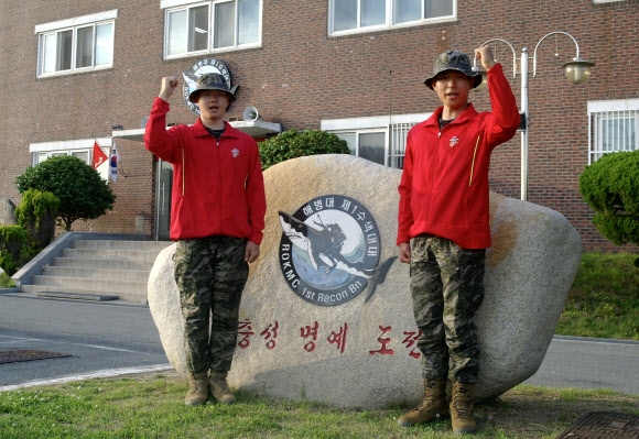 해병대 1사단이 지난 23일 경북 포항시 북구 청하면 한 논에서 이앙기가 비탈길로 떨어지면서 장비에 깔린 70대 농민을 해병대 1사단 장병들이 구조하는데 힘을 보탰다고 24일 밝혔다. 사진은 농민 구조에 힘을 보탠 해병대 1사단 이해찬(오른쪽) 병장과 윤수영 일병. 2023.5.24 (해병대 1사단 제공) 연합뉴스