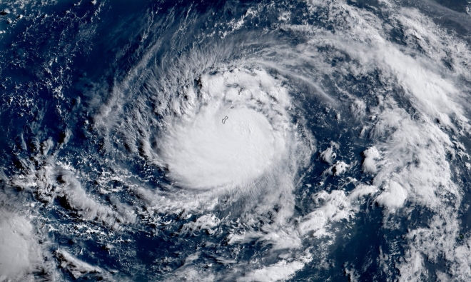 태풍 마와르, 괌 접근 중
