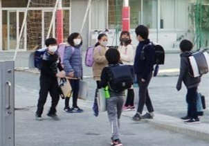 방과후 학교를 나서는 일본 도쿄의 한 초등학교 학생들. 김태균 기자