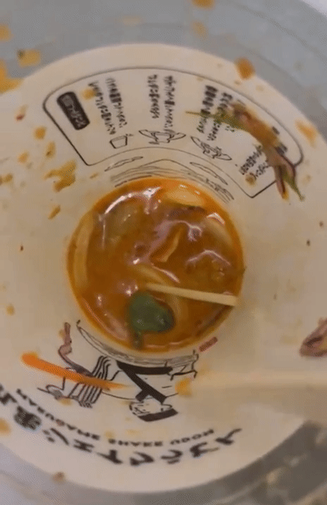 마루가메제면 컵 우동에서 발견된 개구리. 트위터 @kaito09061