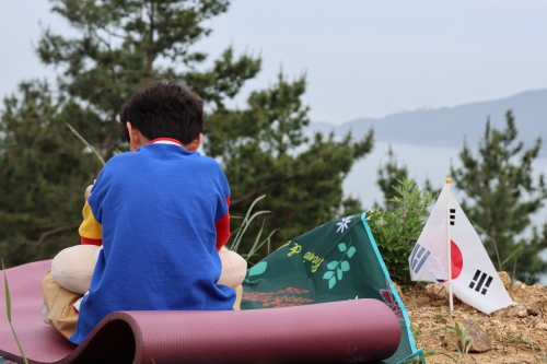 한국형 발사체 누리호 3차 발사가 기술적인 문제로 연기된 24일 오후 발사 모습을 지켜보기 위해 전남 고흥군 동일면 봉영리를 찾은 어린이가 아쉬워하고 있다. 2023.5.24 연합뉴스