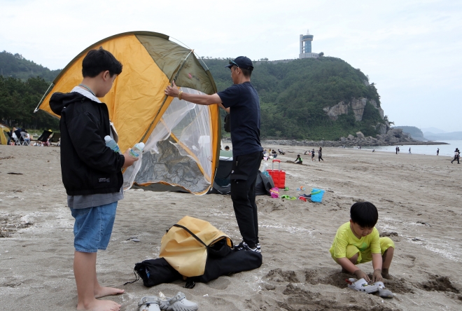 한국형 발사체 누리호 3차 발사가 연기된 24일 오후 전남 고흥군 영남면 남열해수욕장을 찾았던 관람객들이 자리를 정리하고 있다. 2023.5.24  연합뉴스