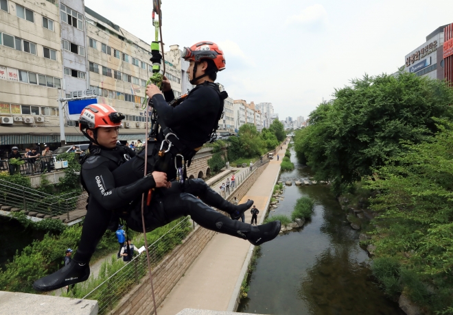 청계천서 침수 대비 시민 구조 훈련