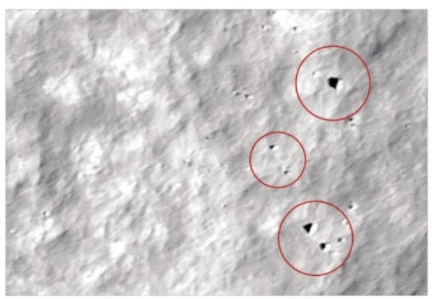 미국 항공우주국(NASA)이 24일 일본 벤처 우주기업 아이스페이스의 무인 달 착륙선 ‘하쿠토’가 착륙 도중 달 표면과 충돌해 60∼80ｍ에 걸쳐 남긴 추락 흔적을 담은 사진을 공개했다. 달의 남북극을 통과하는 극궤도를 도는 ‘달정찰궤도선’(LRO)이 촬영한 사진에는 표면 충돌로 인한 작은 충돌구와 동체 잔해로 보이는 물체가 보인다. NASA 제공