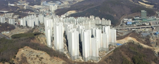 완공된 지 2년 넘도록 진입로가 없어 입주를 못하고 있는 경기 용인시 삼가2지구 민간임대아파트.    용인시 제공