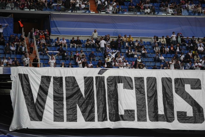 Los hinchas del Real Madrid ondean grandes pancartas con el nombre de Vencius en solidaridad con él.  [AP 연합뉴스]