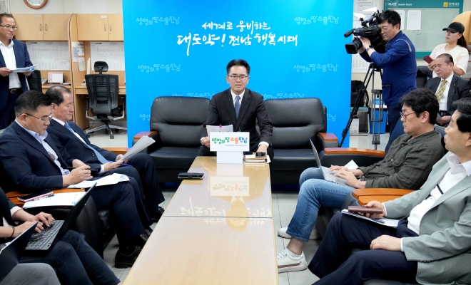 김세국 전라남도 감사관이 25일 도청 기자실에서 전남도 사무관리비 집행내역 감사결과를 발표하고 있다.