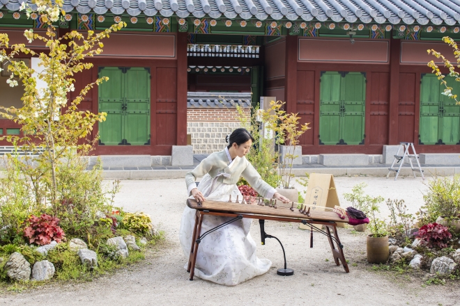 ‘밤의 생과방’에서는 가야금 연주를 들을 수 있다. 류재민 기자