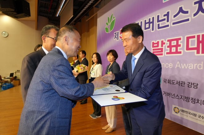 이승로(오른쪽) 서울 성북구청장이 지난 24일 영등포구 국회도서관에서 열린 ‘2023 거버넌스 지방정치대상’ 시상식에서 박승주(왼쪽) 세종로국정포럼 이사장과 악수하고 있다. 성북구 제공