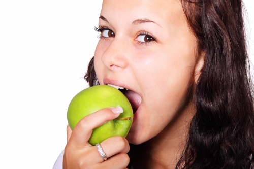 매일 사과 1~2개를 섭취하거나 블랙베리를 먹으면 노화 관련 질환을 차단하는데 도움이 된다는 연구 결과가 나왔다.  픽사베이 제공