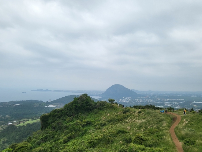 군산오름 정상에선 산방산을 비롯, 송악산, 형제섬, 비양도까지 한눈에 펼쳐진다. 제주 강동삼 기자