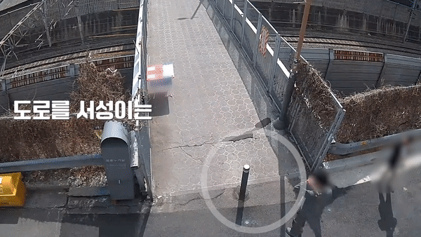 한 남성이 망치를 들고 주택가를 서성이고 있다. 인천경찰청 유튜브 캡처