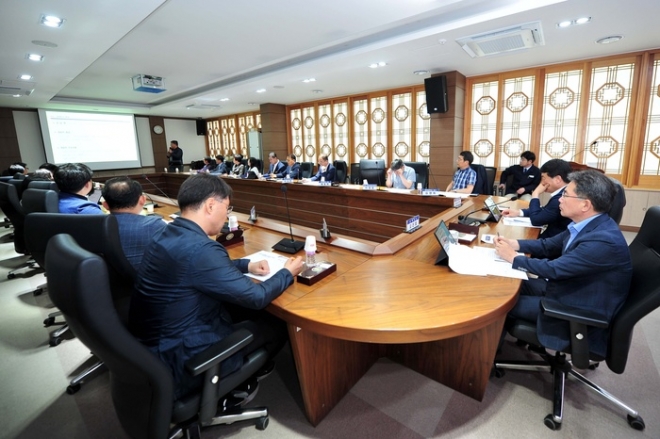 군위군이 지난 25일 군청 회의실에서  ‘경북대학교 글로벌 캠퍼스 조성사업 기본계획 수립 용역’ 보고회를 갖고 있다. 군위군 제공